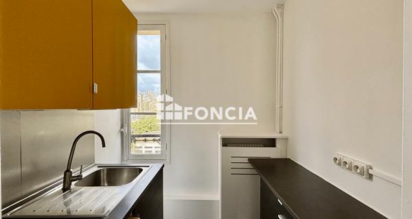 Location Local commercial 5 pièces 104.7 m² - Versailles 78000