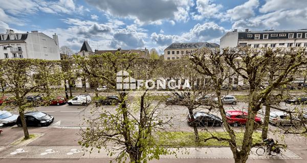 Location Local commercial 5 pièces 104.7 m² - Versailles 78000