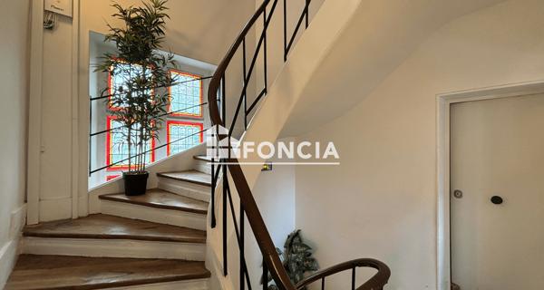 Location Local commercial 5 pièces 104.7 m² - Versailles 78000