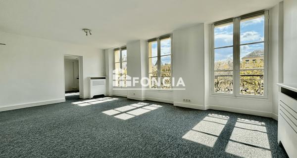 Location Local commercial 5 pièces 104.7 m² - Versailles 78000