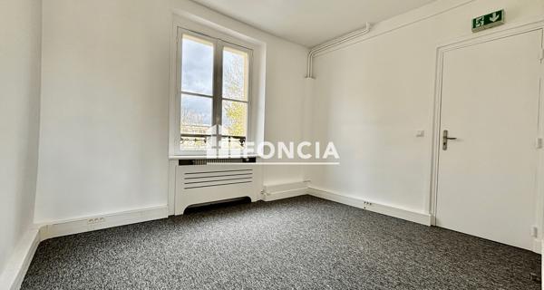 Location Local commercial 5 pièces 104.7 m² - Versailles 78000