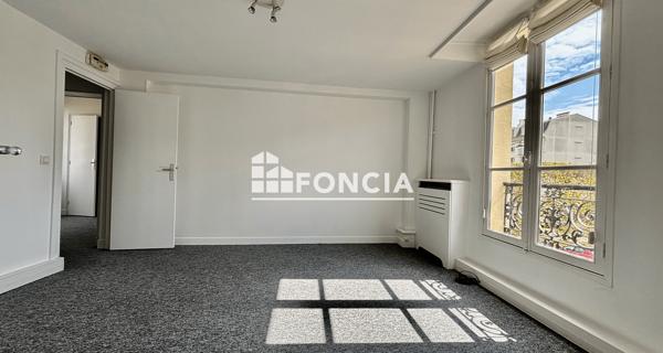 Location Local commercial 5 pièces 104.7 m² - Versailles 78000