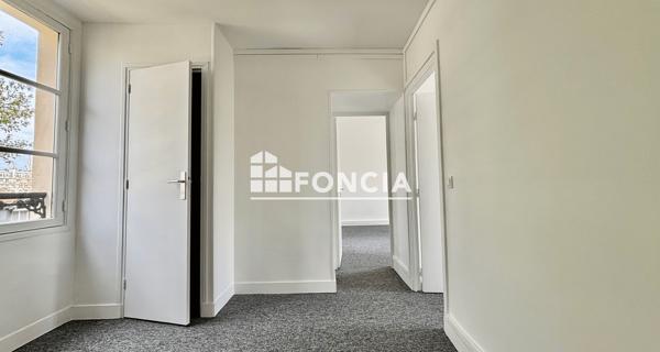 Location Local commercial 5 pièces 104.7 m² - Versailles 78000