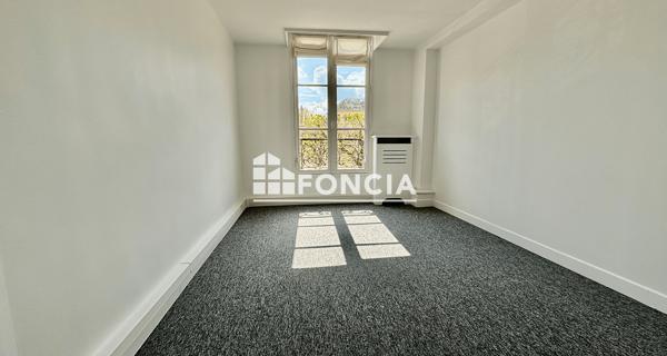 Location Local commercial 5 pièces 104.7 m² - Versailles 78000