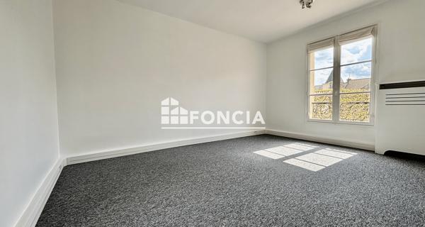 Location Local commercial 5 pièces 104.7 m² - Versailles 78000