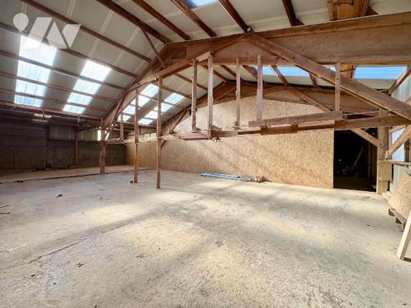 LANNILIS - Entrepôt/ box de 214.9 m2. 

Situé dans le bourg de LANNILIS, Box de 214,9m2 aména...