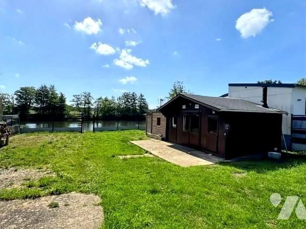 TERRAIN DE LOISIRS AVEC UN CHALET BORD DE RIVIERE