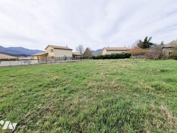 Terrain de 1664 m² pour maisons ou collectif