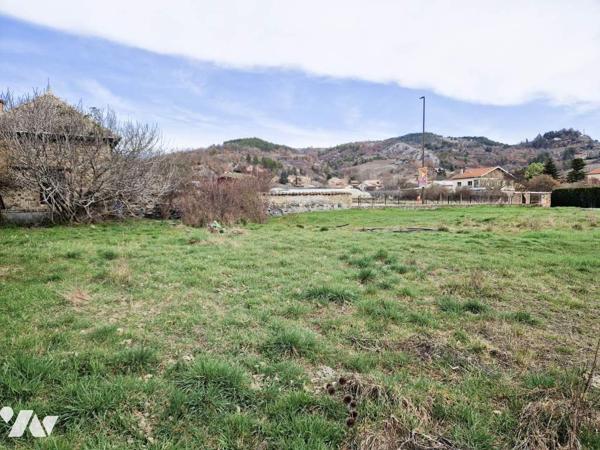 Terrain de 1664 m² pour maisons ou collectif