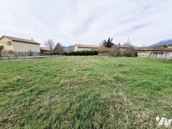 Terrain de 1664 m² pour maisons ou collectif