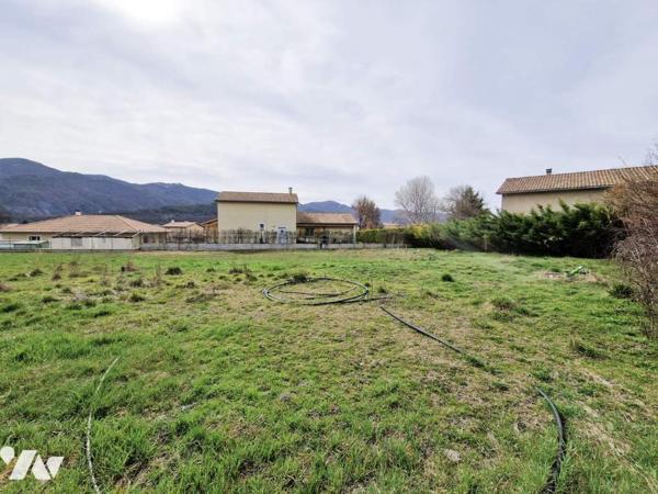 Terrain de 1664 m² pour maisons ou collectif