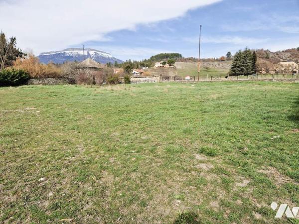 Terrain de 1664 m² pour maisons ou collectif