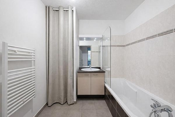 T2 rénové avec balcon et parking sécurisé