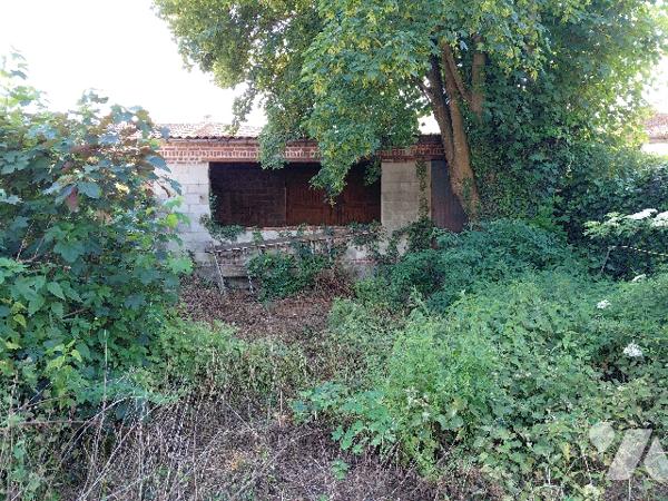 Maison à rénover. Possibilité aménagements pour immeuble de rapport.