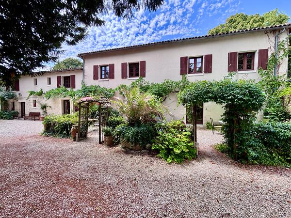 Magnifique Logis avec quatre gîtes de charme, deux piscines, cour intérieure et vaste parc paysager Chef boutonne