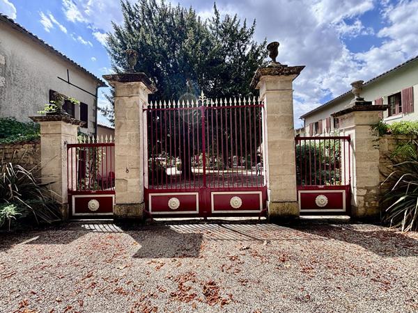 Magnifique Logis avec quatre gîtes de charme, deux piscines, cour intérieure et vaste parc paysager Chef boutonne