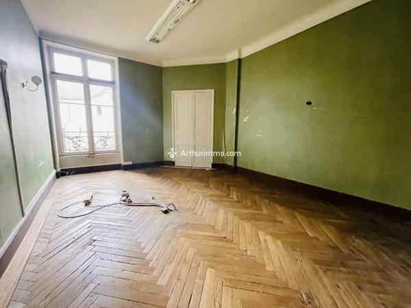 Vente                                                      Bureau
                        
                     10 pièces                      259 m2                     à Millau