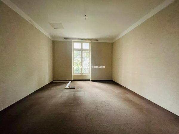 Vente                                                      Bureau
                        
                     10 pièces                      259 m2                     à Millau