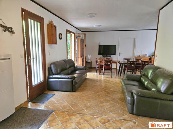 Plain-pied lumineux avec terrasse Sud/Ouest dans un cadre naturel privilégié.