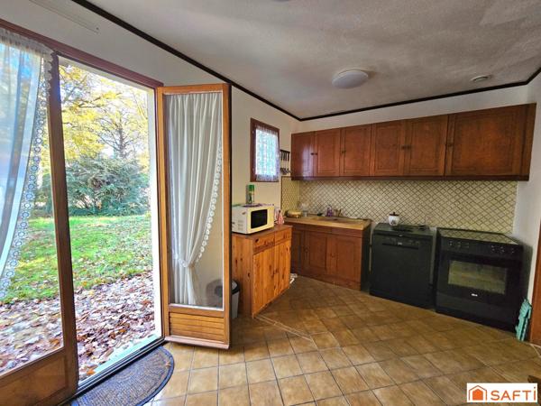 Plain-pied lumineux avec terrasse Sud/Ouest dans un cadre naturel privilégié.