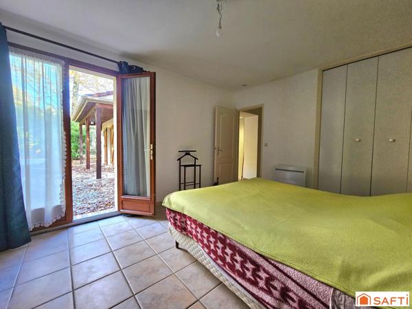 Plain-pied lumineux avec terrasse Sud/Ouest dans un cadre naturel privilégié.