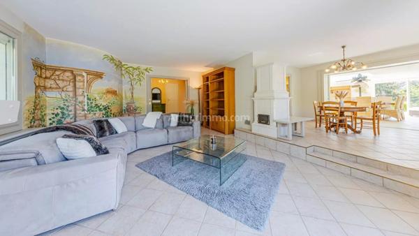 Vente                                                      Maison
                        
                     7 pièces                      325 m2                     à Chambéry