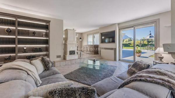 Vente                                                      Maison
                        
                     7 pièces                      325 m2                     à Chambéry