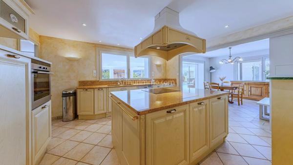 Vente                                                      Maison
                        
                     7 pièces                      325 m2                     à Chambéry