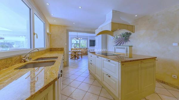 Vente                                                      Maison
                        
                     7 pièces                      325 m2                     à Chambéry