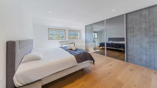Vente                                                      Maison
                        
                     7 pièces                      325 m2                     à Chambéry
