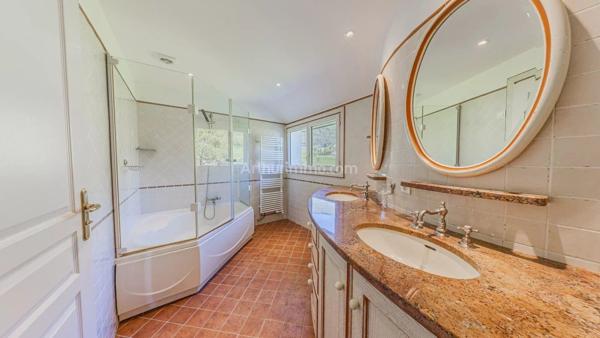 Vente                                                      Maison
                        
                     7 pièces                      325 m2                     à Chambéry