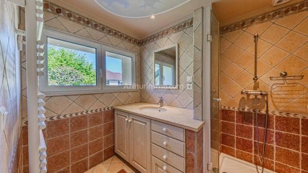 Vente                                                      Maison
                        
                     7 pièces                      325 m2                     à Chambéry