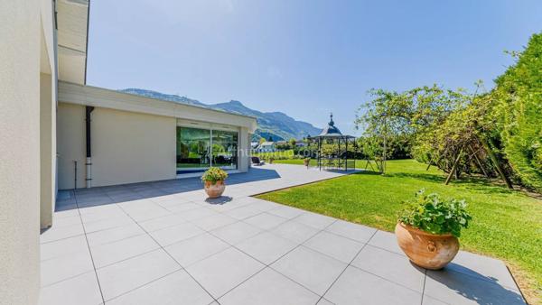 Vente                                                      Maison
                        
                     7 pièces                      325 m2                     à Chambéry