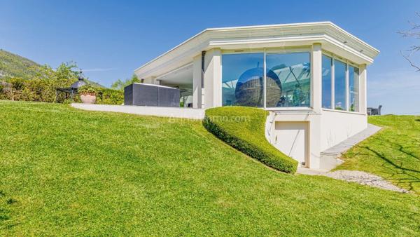 Vente                                                      Maison
                        
                     7 pièces                      325 m2                     à Chambéry