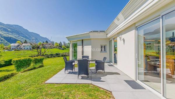 Vente                                                      Maison
                        
                     7 pièces                      325 m2                     à Chambéry