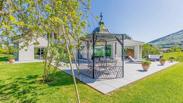 Vente                                                      Maison
                        
                     7 pièces                      325 m2                     à Chambéry