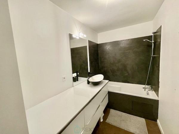 Duplex moderne avec terrasse et parkings