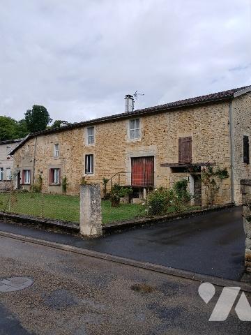 Maison d'habitation avec grange, cour et terrain