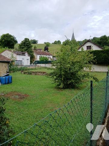 Maison d'habitation avec grange, cour et terrain