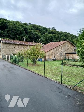 Maison d'habitation avec grange, cour et terrain