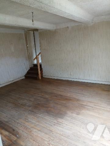 Maison d'habitation avec grange, cour et terrain