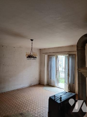 Maison d'habitation avec grange, cour et terrain