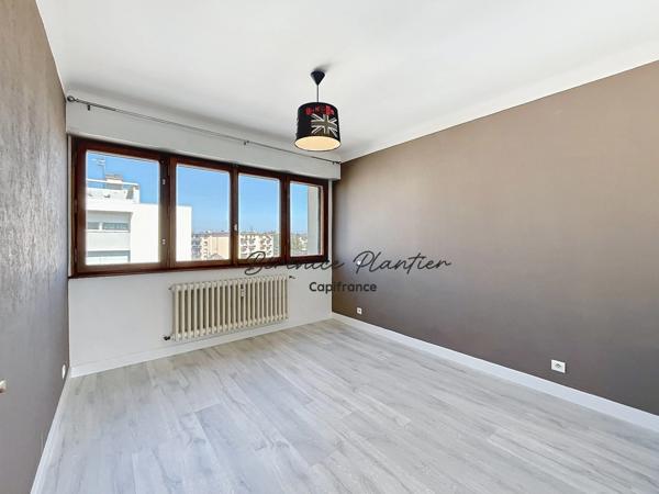 Appartement traversant au calme dans belle copropriété