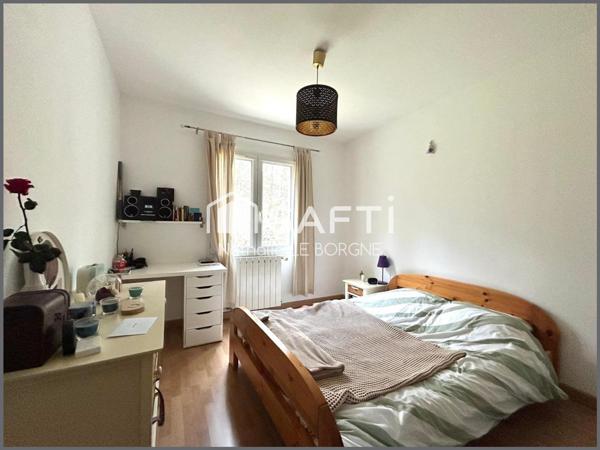 Maison sur demi sous sol avec terrain boisé