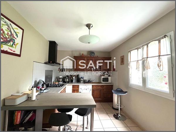 Maison sur demi sous sol avec terrain boisé