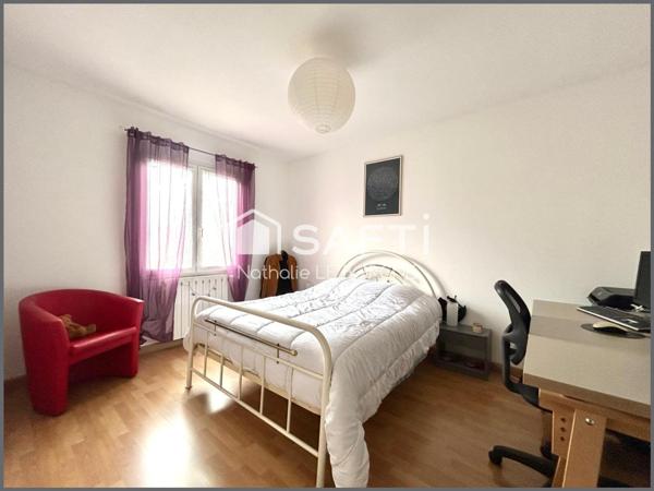 Maison sur demi sous sol avec terrain boisé