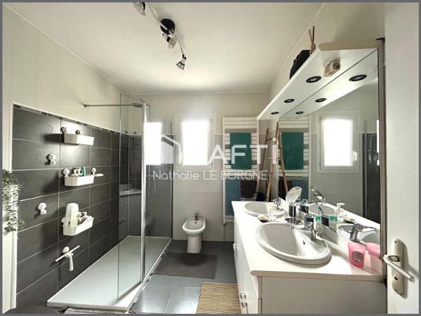 Maison sur demi sous sol avec terrain boisé