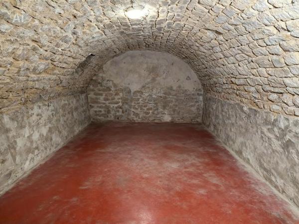 LA CHAPELLE EN SERVAL - Cave voûtée + 1 places de parking