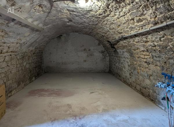 LA CHAPELLE EN SERVAL - Cave voûtée + 1 places de parking