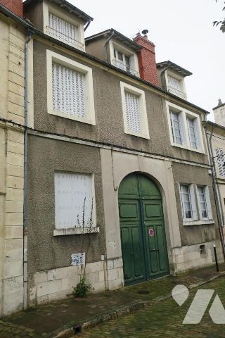 Immeuble de rapport - 3 appartements (2 occupés + 1 libre) - Garage - Caves - Cour. 263 m² cadastré.